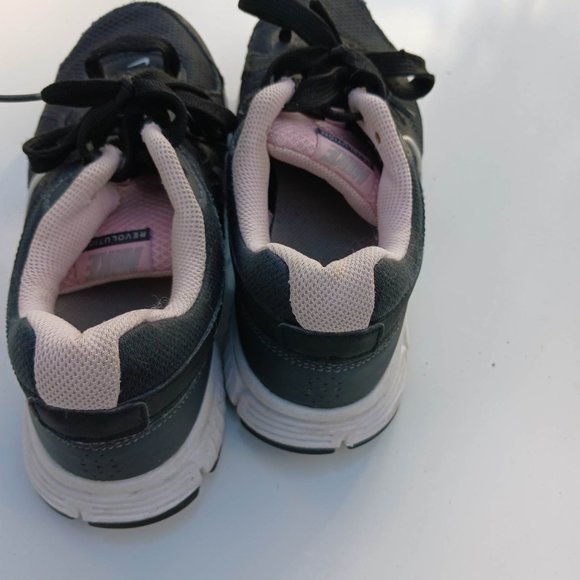 Nike Women's Revolution size 7 black pink Grade School kids - Picture 5 of 11